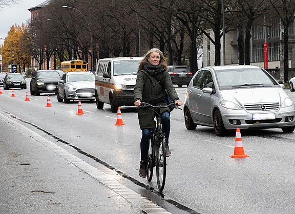 Eine Radfahrerin auf einem breiten Radfahrstreifen