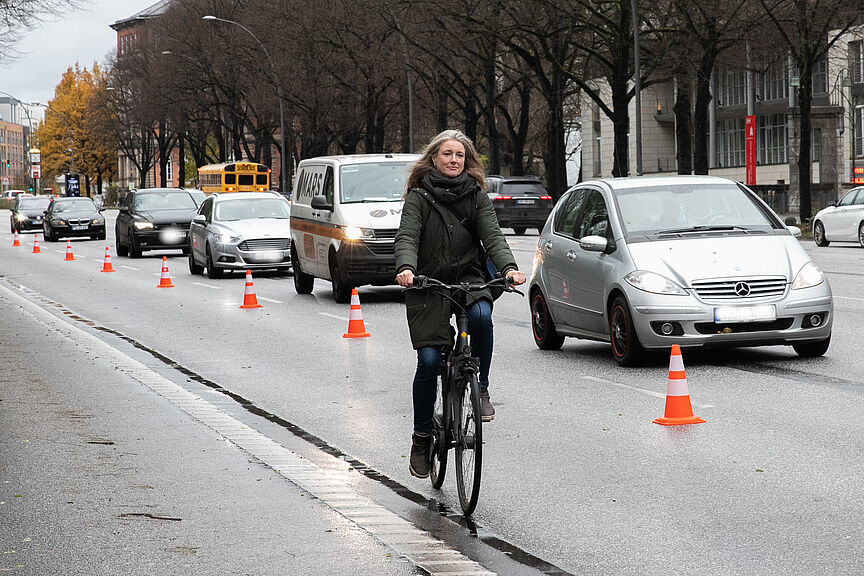 Pop-Up Radweg An der Verbindungsbahn Eine Radfahrerin auf einem breiten Radfahrstreifen