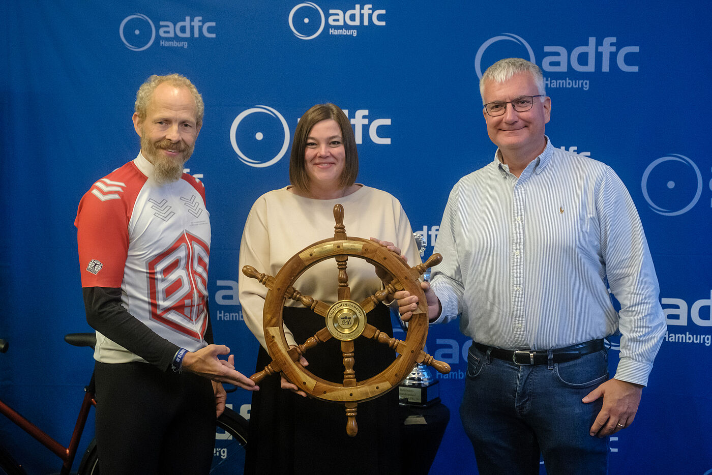 Uli Krastev und Katharina Fegebank übergeben die Trophäe des Betriebssportverbands an Matthias Schneider vom Team Airbus. Uli Krastev und Katharina Fegebank übergeben die Trophäe des Betriebssportverbands an Matthias Schneider vom Team Airbus.