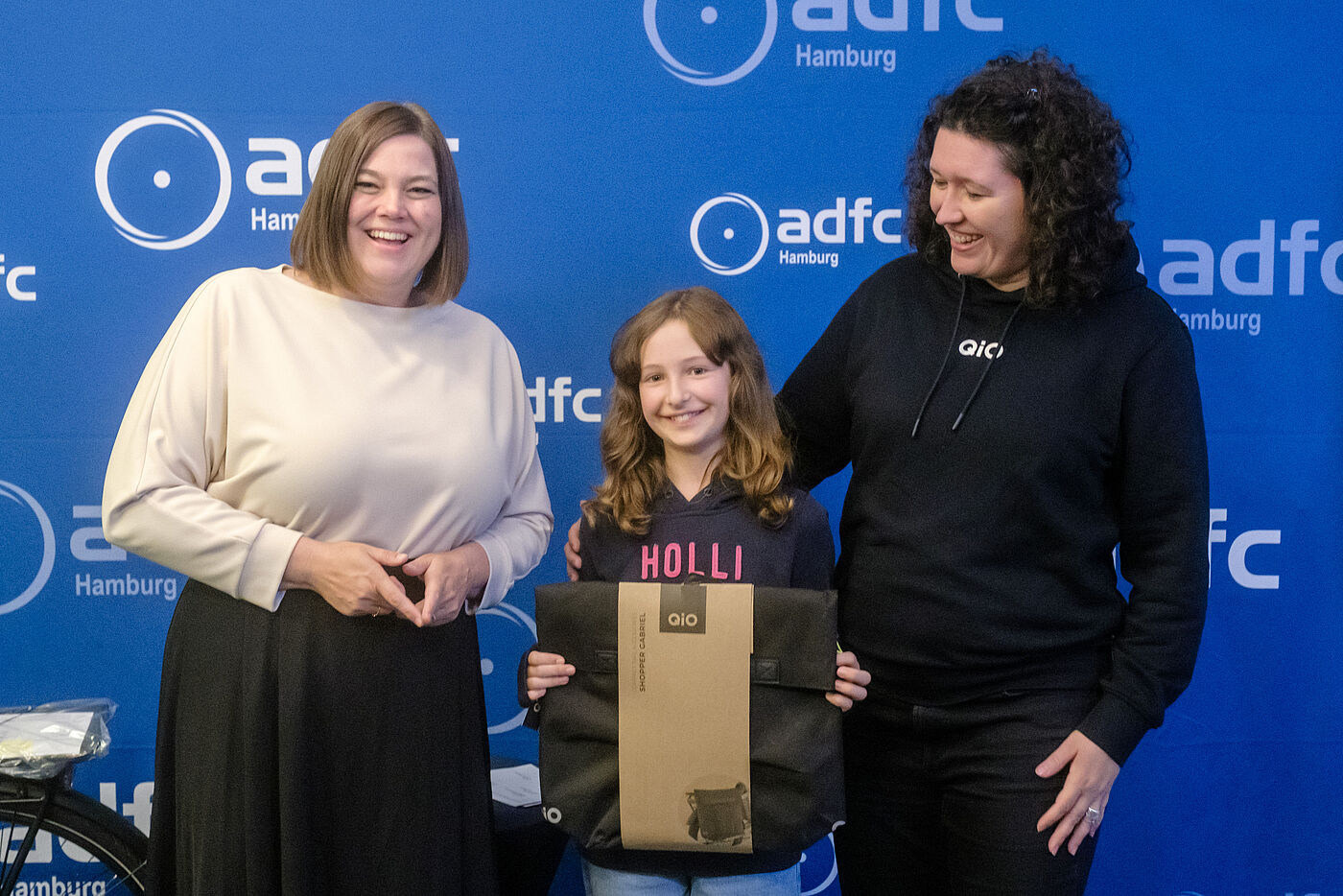 Der E-Bike Hersteller QiO spendierte eine Fahrradtasche. Gewinnerin Noa Meyer (10) freute sich sehr Gewinnerin einer Fahrradtasche