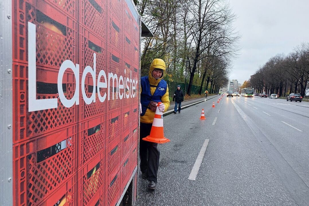 Absperrung An der Verbindungsbahn Aktive des ADFC stellen Absperrhütchen auf