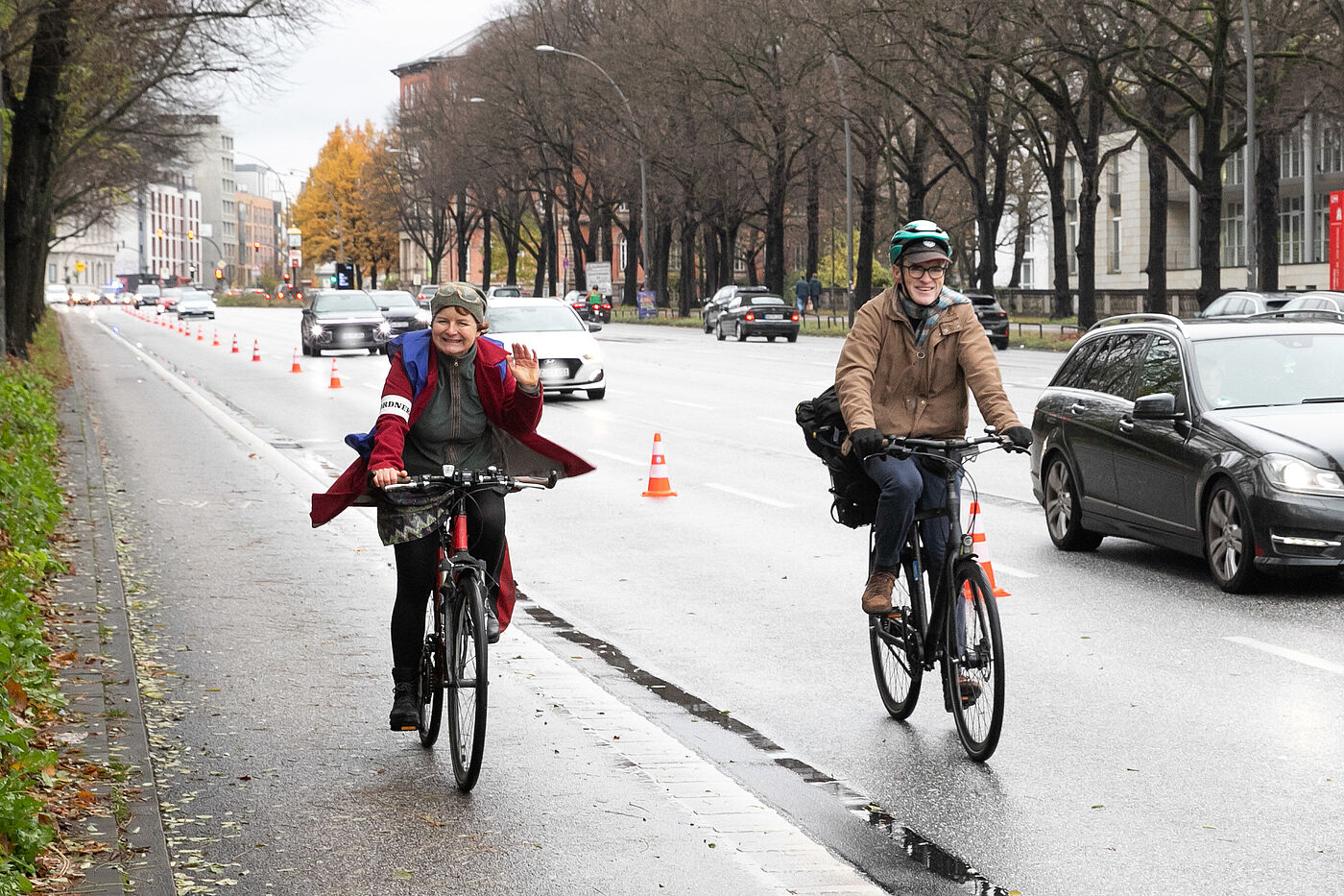 Überholen auf der Pop-Up-Bikelane Radfahrende überholen auf der Pop-Up-Bikelane