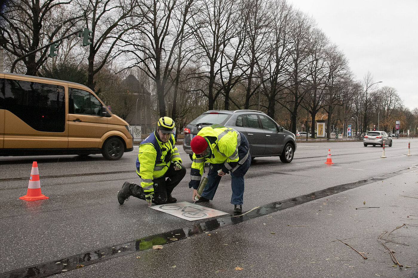 Temporäre Fahrradspur Aktivisten des ADFC sprühen Fahrradsymole auf die Fahrbahn
