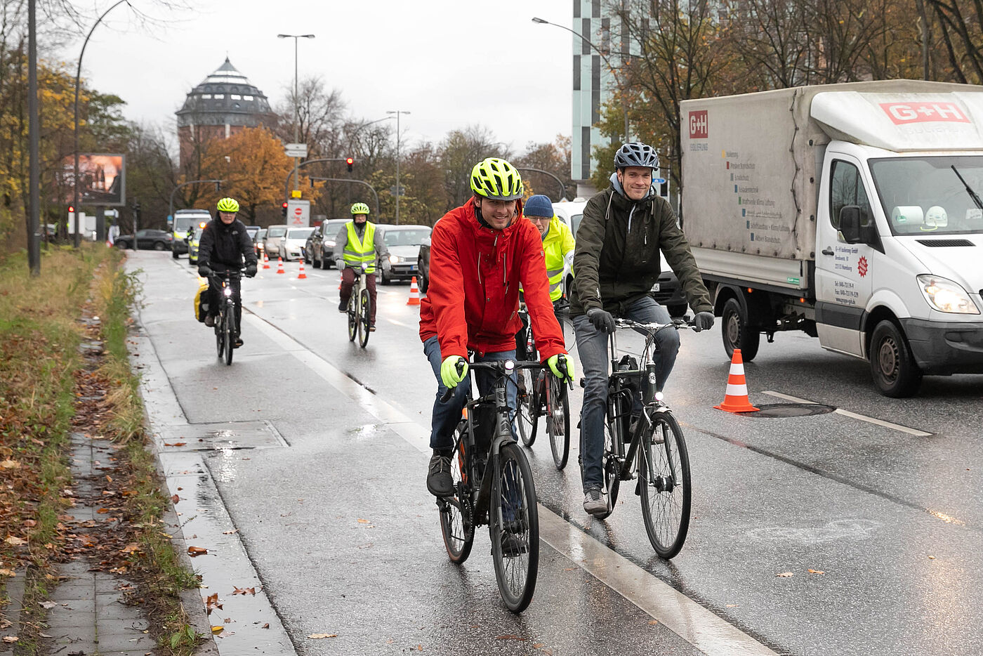 Radfahrende auf der Pop-Up-Bikelane Radfahrende auf der Pop-Up-Bikelane An der Veribindungsbahn"