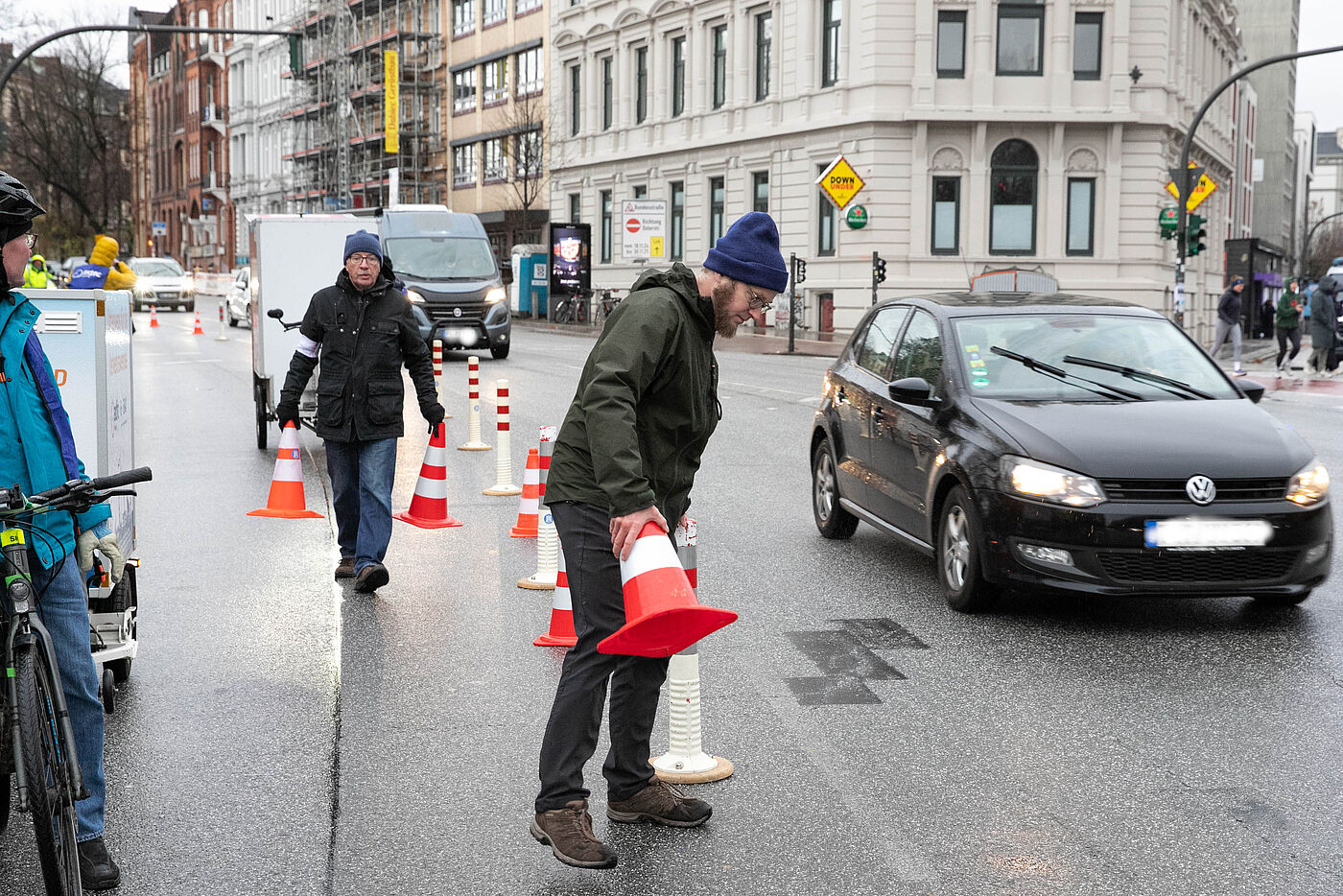 Abtrennung eines Fahrstreifens - Mehr Platz fürs Rad Absperrung mit Bremer Hütchen An der Verbindungsbahn