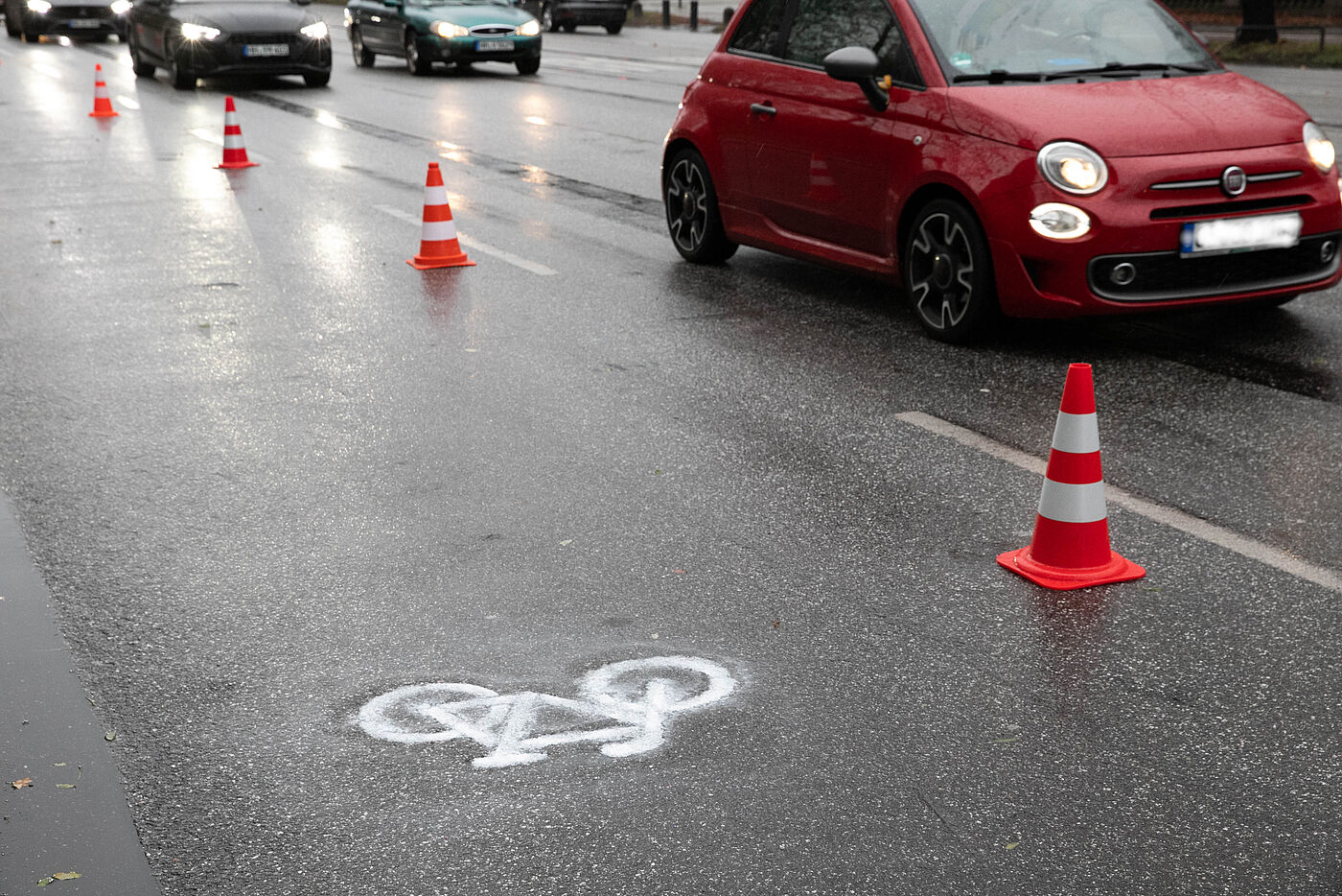Einladende Infrastruktur Abgetrennte Spur mit Bremer Hütchen und aufgesprühtem Fahrradsymbol auf der Fahrbahn.