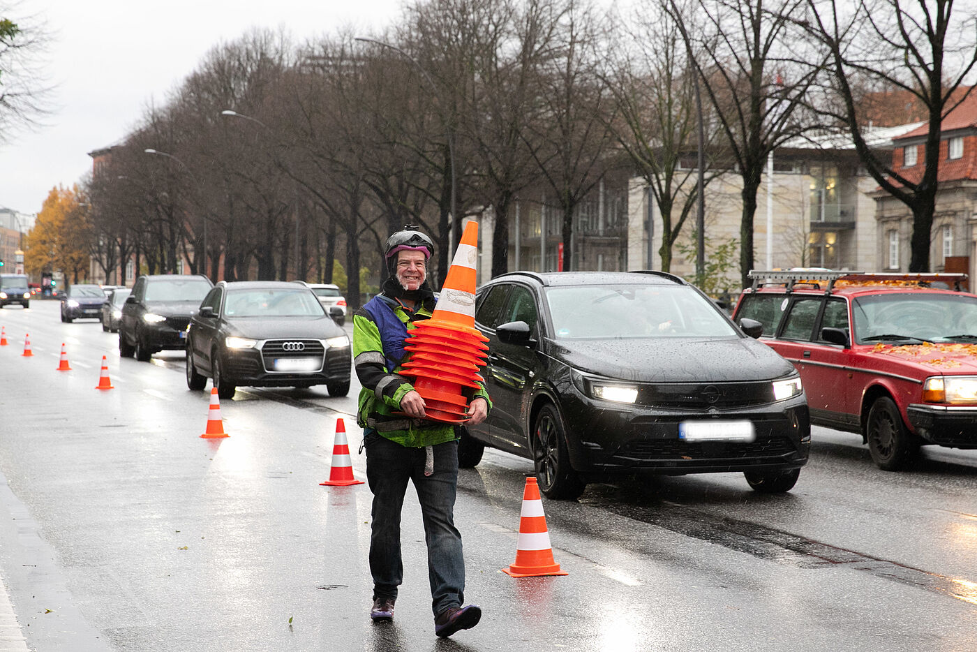 Handarbeit - Auf- und Abbau der vorübergehenden Absperrung Ein Aktiver des ADFC trägt Absperrhütchen