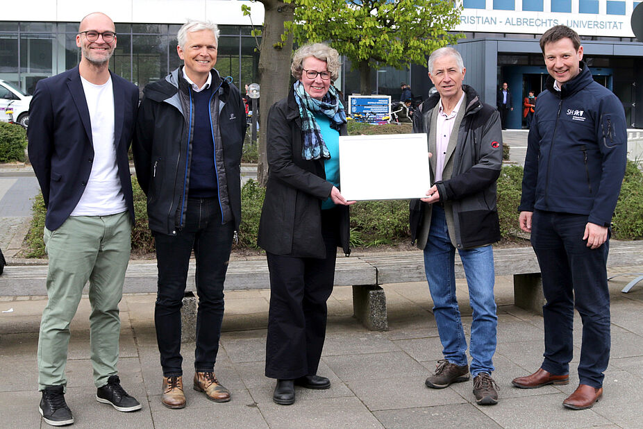 Zertfikitatsübergabe, v.l.n.r.: Sebastian Starzysnki, Dr. Uwe Pfründer, Kanzlerin Claudia Ricarda Meyer (alle CAU Kiel), Stephan Steffen (ADFC SH), Tobias von der Heide (MWVATT) Zertifikatsübergabe Universität Kiel