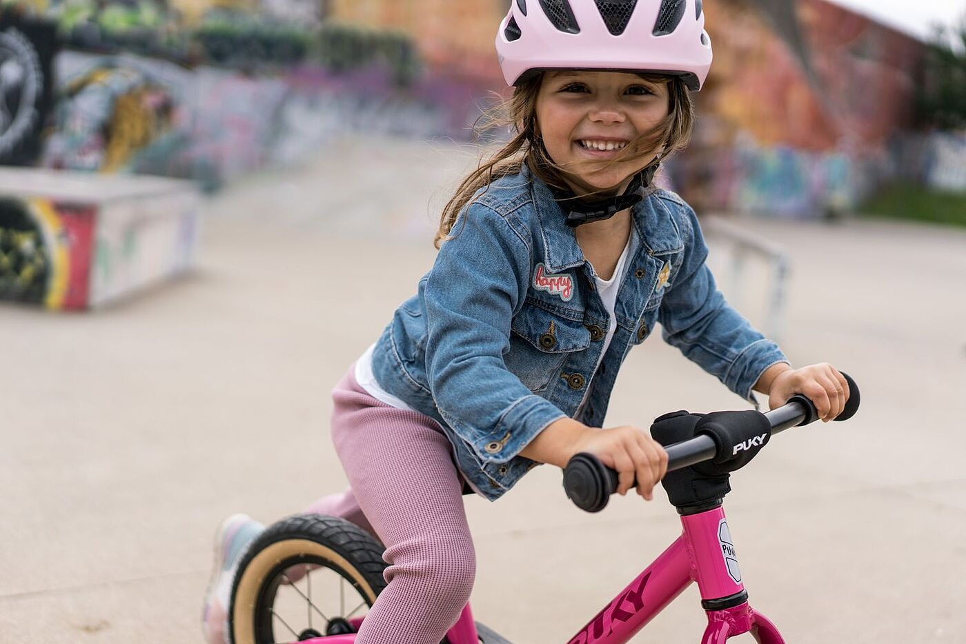 Kinderhelm Mädchen mit Fahrrad und Helm
