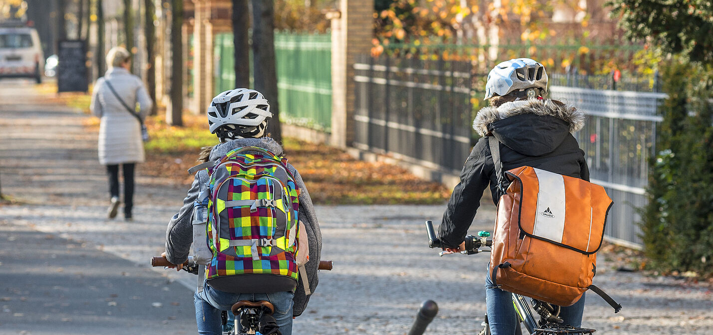 Gemeinsam mit dem Rad zur Schule. Gemeinsam mit dem Rad zur Schule.