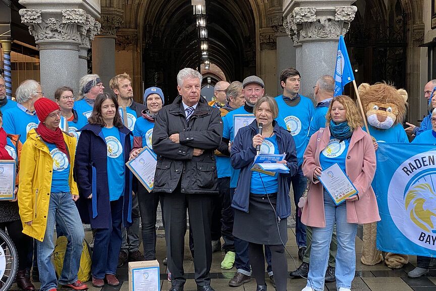 Radentscheid Bayern Ünterschriften Übergabe in München Oberbürgermeister Dieter Reiter nimmt symbolisch die in München gesammelten Unterschriftenbögen entgegen