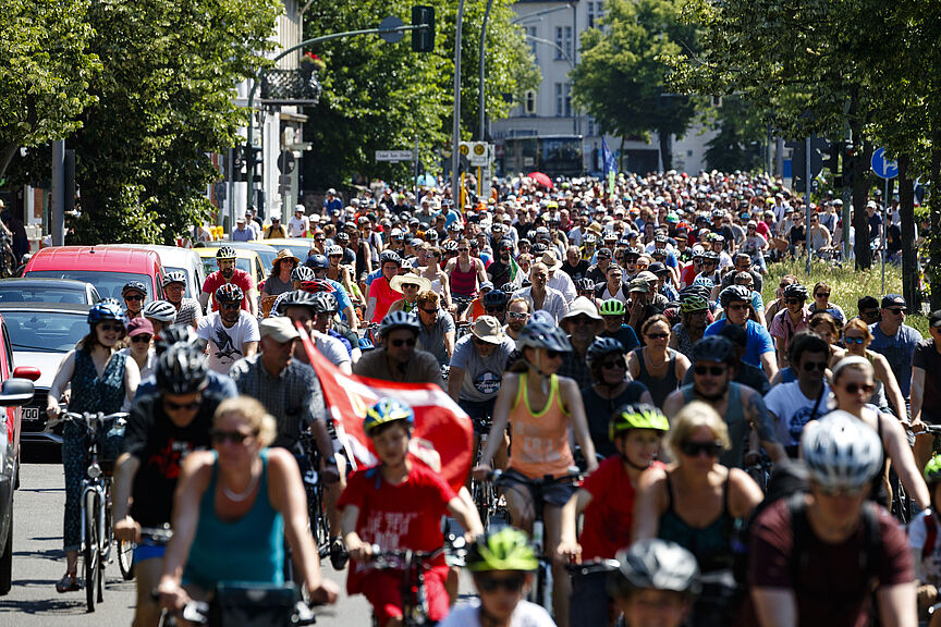 Die 90.000 Menschen auf der Fahrradsternfahrt des ADFC forderten #MehrPlatzFürsRad. Die 90.000 Menschen auf der Fahrradsternfahrt des ADFC forderten #MehrPlatzFürsRad.