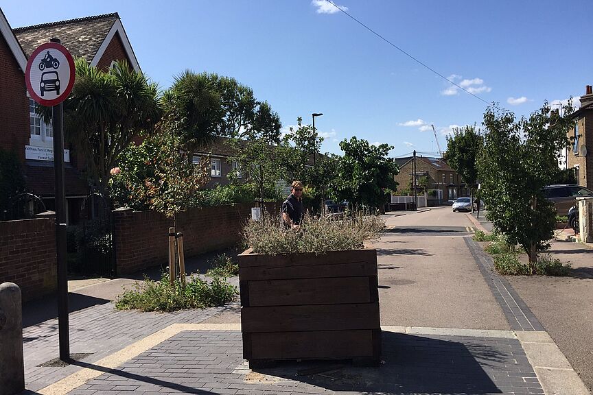 Durchgangsverkehr lässt sich wie hier in London auch durch Blumenkästen stoppen. Durchgangsverkehr lässt sich wie hier in London auch durch Blumenkästen stoppen.