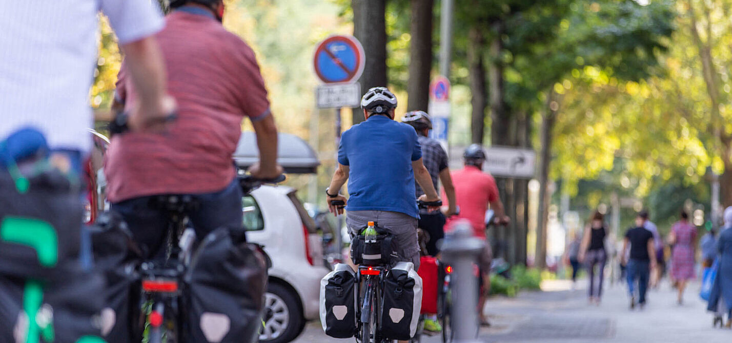 Berufsradler mit Helm in der Innenstadt Berufsradler mit Helm in der Innenstadt
