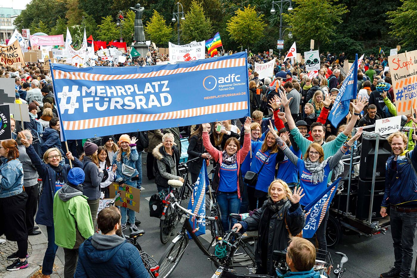 Der ADFC unterstützte den dritten großen Klimaprotest am 20. September und forderte #MehrPlatzFürsRad.