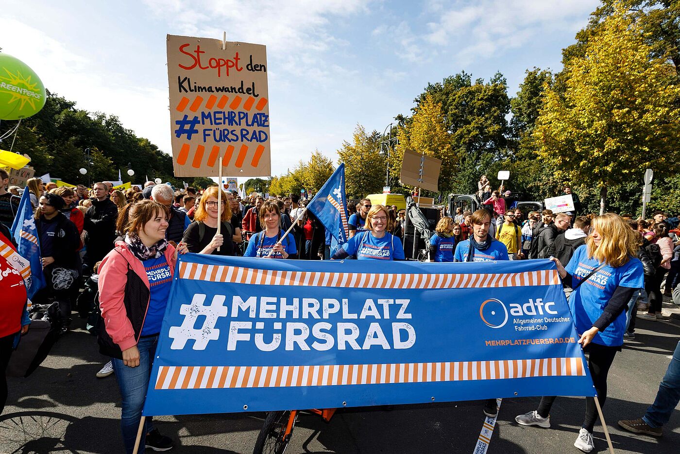 Der ADFC unterstützte den dritten großen Klimaprotest am 20. September und forderte #MehrPlatzFürsRad.