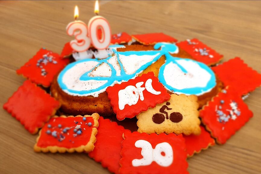 30 Jahre ADFC Düsseldorf Kekse und Kuchen in Fahrradform mit Kerzen