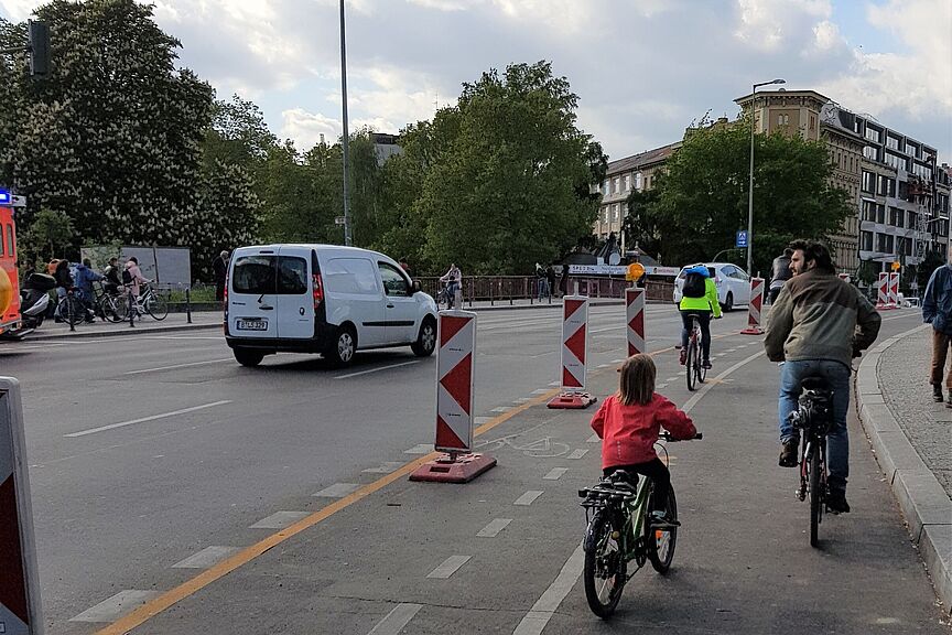 Pop-up-Radweg in Berlin-Kreuzberg. Pop-up-Radweg in Berlin-Kreuzberg.