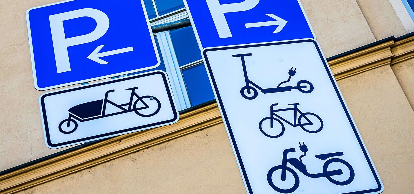 Parkschilder für spezielle Parkbereiche: Lastenfahrrad, E-Scooter, klassische Fahrräder und E-Mopeds/E-Roller Parkschilder für spezielle Parkbereiche: Lastenfahrrad, E-Scooter, klassische Fahrräder und E-Mopeds/E-Roller