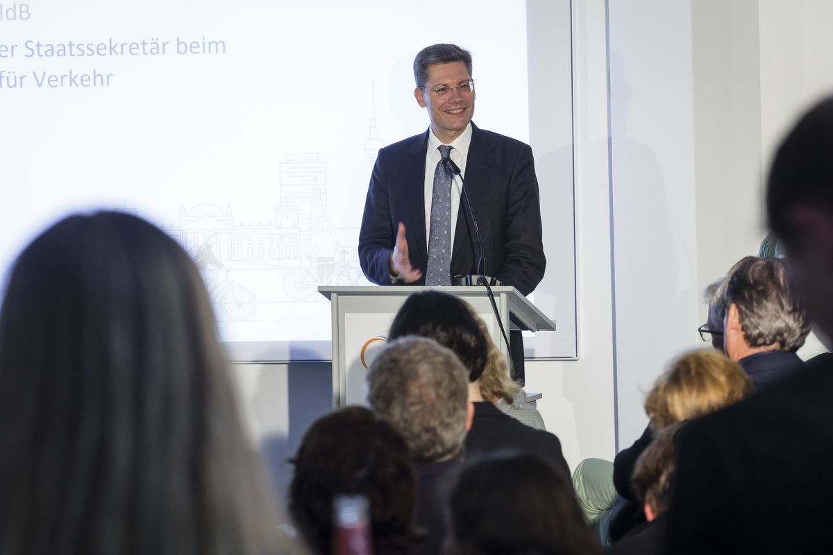 Staatssekretär  Christian Hirte MdB, Parlamentarischer Staatssekretär beim Bundesminister für Verkehr, steht am Rednerpult und spricht.